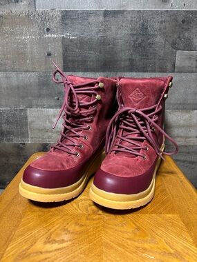 NWT Women’s Burgundy Lace-Up Heeled Leather Muck Boots with Contrasting Tan Sole